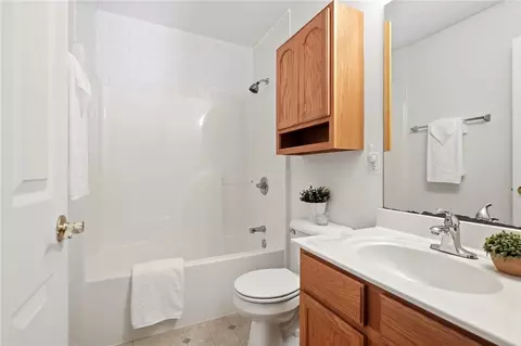 Bath - 3082 W Jackson Rd, Springfield, OH 45502 photo 6 of 7