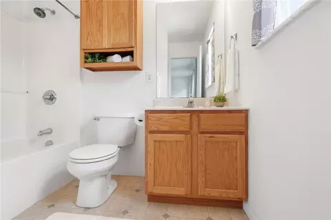 Bath - 3082 W Jackson Rd, Springfield, OH 45502 photo 3 of 7