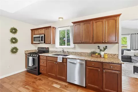 Kitchen - 3082 W Jackson Rd, Springfield, OH 45502 photo 3 of 4