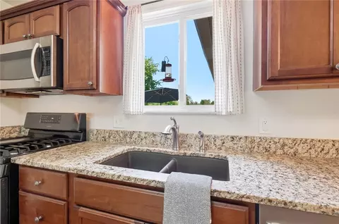 Kitchen - 3082 W Jackson Rd, Springfield, OH 45502 photo 4 of 4