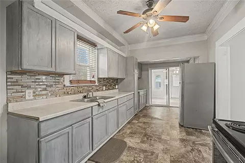 Entry Way - 2022 Woodside Ave, Springfield, OH 45503 photo 5 of 8