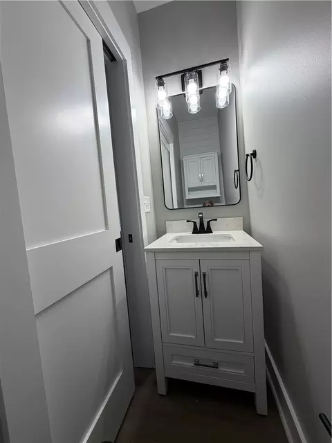 Bath - 1222 Everett Dr, Dayton, OH 45402 photo 1 of 5