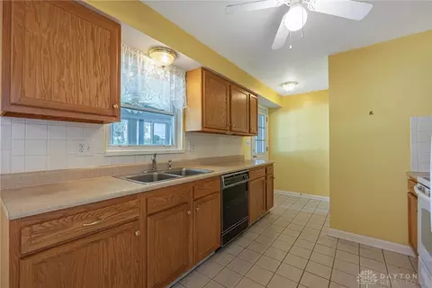 Kitchen - 1233 Cloverfield Ave, Kettering, OH 45429 photo 3 of 5