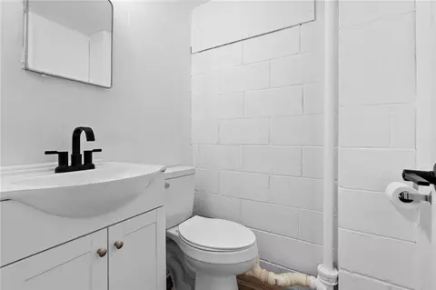 Bath - 2340 Derr Rd, Springfield, OH 45503 photo 3 of 3