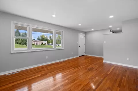 Living - 2340 Derr Rd, Springfield, OH 45503 photo 2 of 3