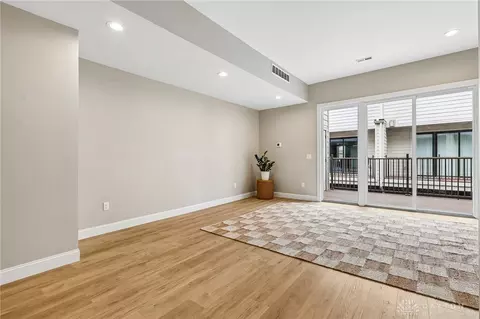 Living - 3906 Edwards Rd #C, Cincinnati, OH 45209 photo 3 of 9