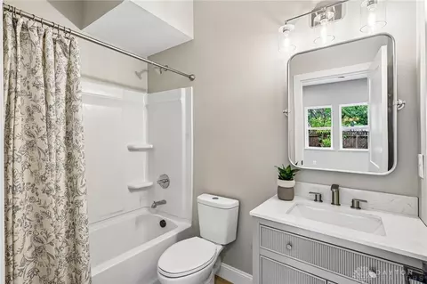 Bath - 3906 Edwards Rd #C, Cincinnati, OH 45209 photo 2 of 8
