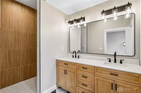 Bath - 3906 Edwards Rd #C, Cincinnati, OH 45209 photo 1 of 8