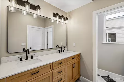 Bath - 3906 Edwards Rd #C, Cincinnati, OH 45209 photo 6 of 8