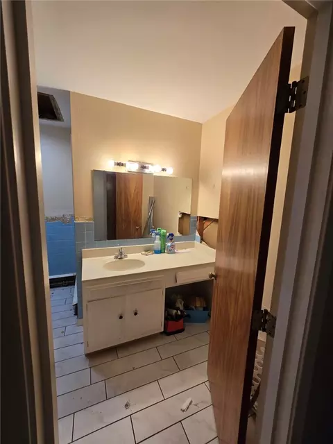 Bath - 2732 Balsam Dr, Springfield, OH 45503 photo 3 of 5