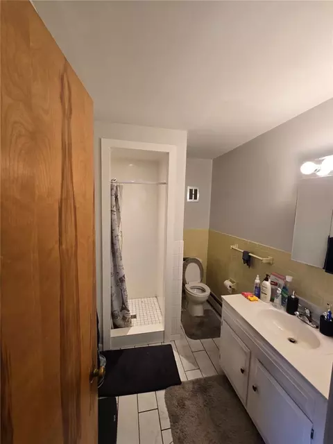 Bath - 2732 Balsam Dr, Springfield, OH 45503 photo 2 of 5