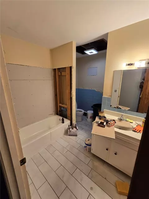 Bath - 2732 Balsam Dr, Springfield, OH 45503 photo 1 of 5