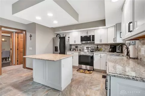 Kitchen - 692 Doe Xing, Centerville, OH 45459 photo 3 of 5
