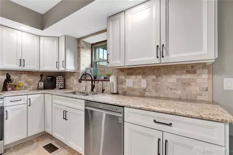 Kitchen - 692 Doe Xing, Centerville, OH 45459 photo 4 of 5