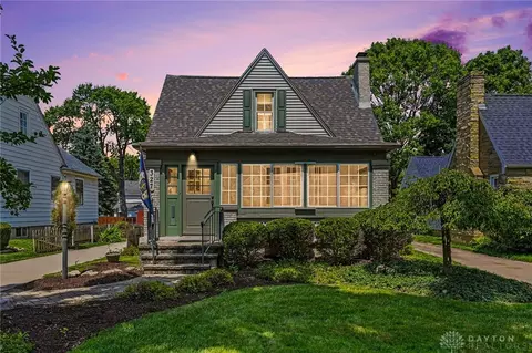 327 East Dr, Oakwood, OH 45419