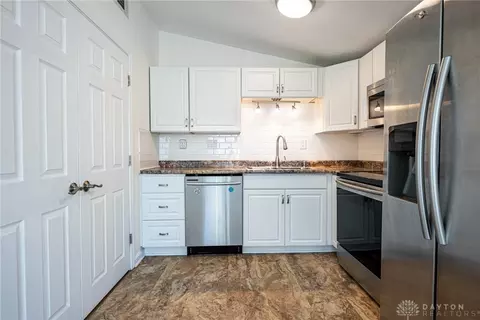 Kitchen - 3561 Parallel Rd, Moraine, OH 45439 photo 3 of 4