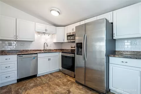 Kitchen - 3561 Parallel Rd, Moraine, OH 45439 photo 2 of 4
