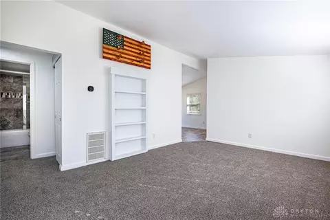 Living - 3561 Parallel Rd, Moraine, OH 45439 photo 3 of 4