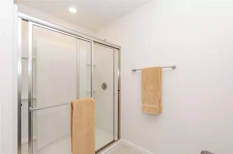 Bath - 1645 Elm Brook Trl, Centerville, OH 45458 photo 4 of 5