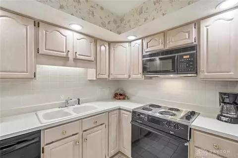 Kitchen - 691 Doe Xing, Centerville, OH 45459 photo 3 of 6