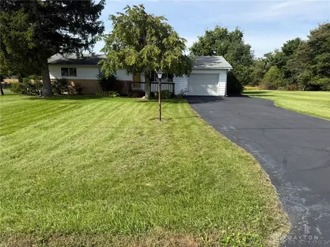 1571 Clayton Rd, Brookville, OH 45309