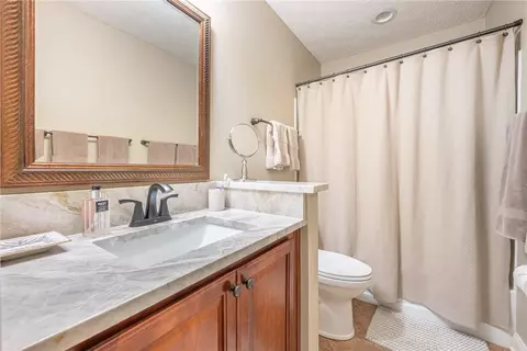 Bath - 700 Mackenzie Ct, Centerville, OH 45458 photo 5 of 5