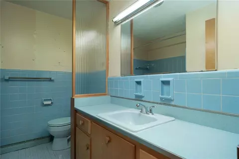 Bath - 1204 Chateau Dr, Kettering, OH 45429 photo 1 of 4