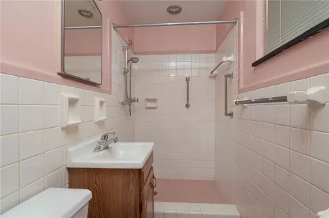 Bath - 1204 Chateau Dr, Kettering, OH 45429 photo 3 of 4