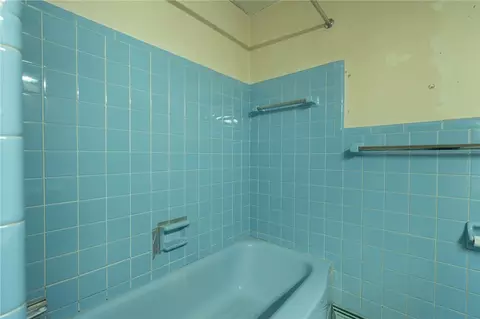 Bath - 1204 Chateau Dr, Kettering, OH 45429 photo 2 of 4