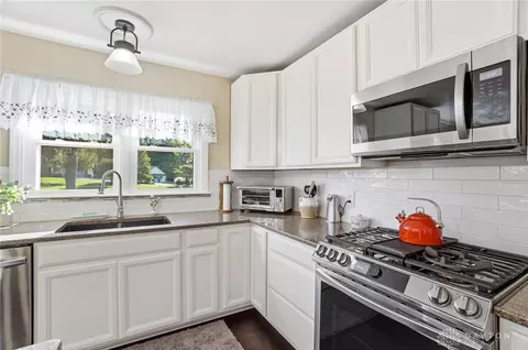 Kitchen - 1925 W Possum Rd, Springfield, OH 45506 photo 9 of 10