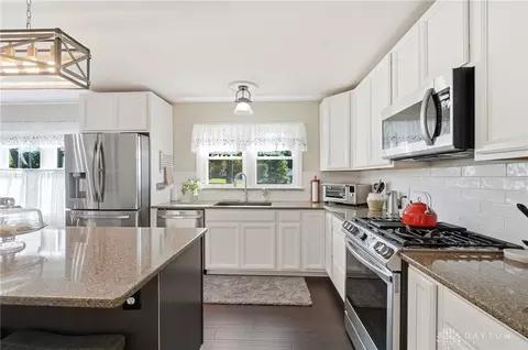 Kitchen - 1925 W Possum Rd, Springfield, OH 45506 photo 6 of 10