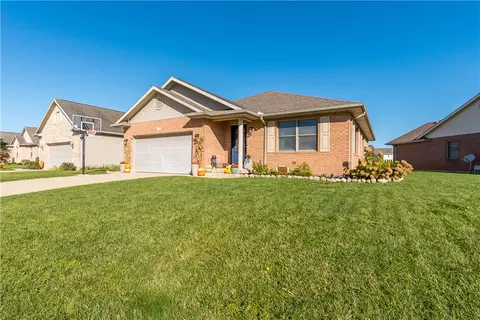 421 Clover Hill Dr, Tipp City, OH 45371