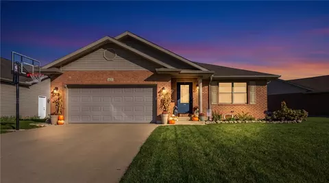 421 Clover Hill Dr, Tipp City, OH 45371