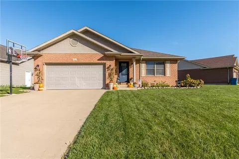 421 Clover Hill Dr, Tipp City, OH 45371