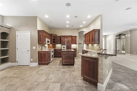 Kitchen - 1016 Wedgestone Ct, Centerville, OH 45458 photo 2 of 7