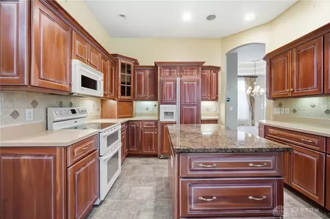 Kitchen - 1016 Wedgestone Ct, Centerville, OH 45458 photo 5 of 7