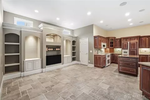 Living - 1016 Wedgestone Ct, Centerville, OH 45458 photo 13 of 15