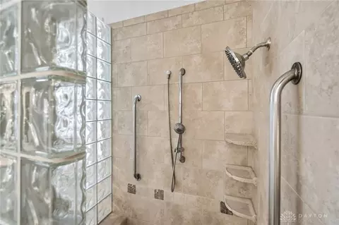 Bath - 1016 Wedgestone Ct, Centerville, OH 45458 photo 6 of 7