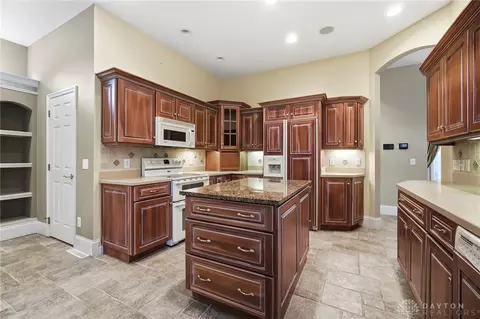 Kitchen - 1016 Wedgestone Ct, Centerville, OH 45458 photo 3 of 7