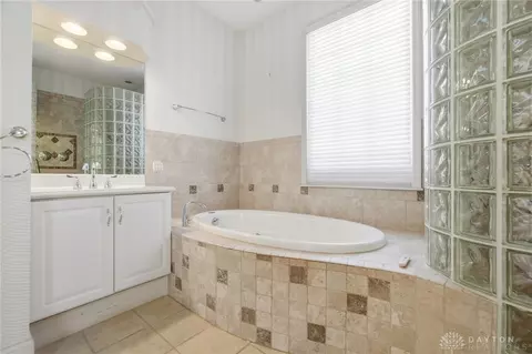 Bath - 1016 Wedgestone Ct, Centerville, OH 45458 photo 5 of 7