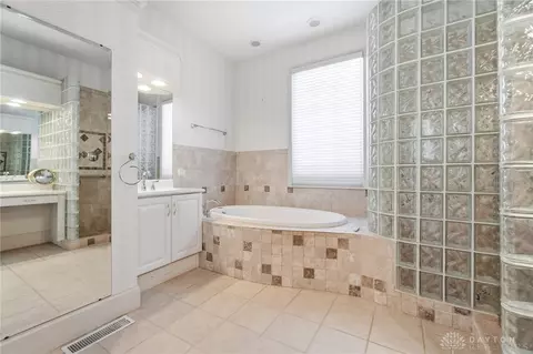 Bath - 1016 Wedgestone Ct, Centerville, OH 45458 photo 4 of 7