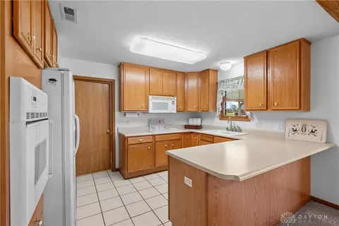 Kitchen - 1926 Cattail Pt, Springfield, OH 45502 photo 2 of 4