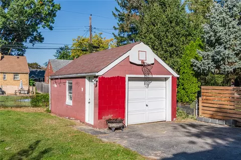 Exterior - 2529 Oakley Ave, Kettering, OH 45419 photo 5 of 7