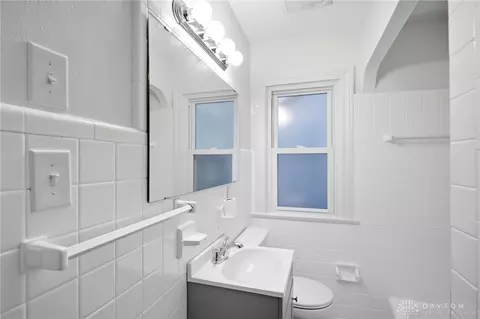 Bath - 2812 White Oak Dr, Dayton, OH 45420 photo 1 of 3