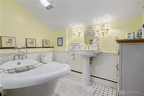 Bath - 4690 S Tecumseh Rd, Springfield, OH 45502 photo 2 of 4