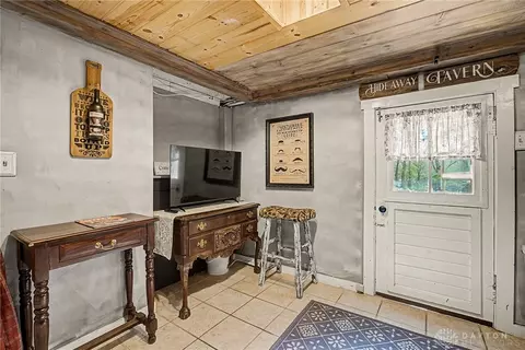 Entry Way - 4690 S Tecumseh Rd, Springfield, OH 45502 photo 5 of 7