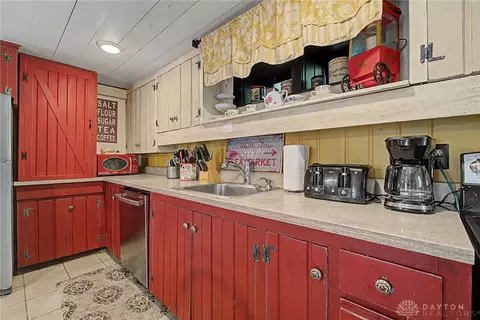 Kitchen - 4690 S Tecumseh Rd, Springfield, OH 45502 photo 4 of 5