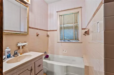 Bath - 1555 E Centerville Station Rd, Centerville, OH 45459 photo 1 of 2
