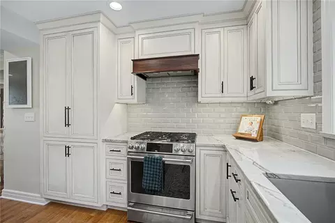 Kitchen - 860 Greenhouse Dr, Kettering, OH 45419 photo 4 of 8
