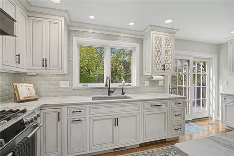 Kitchen - 860 Greenhouse Dr, Kettering, OH 45419 photo 5 of 8